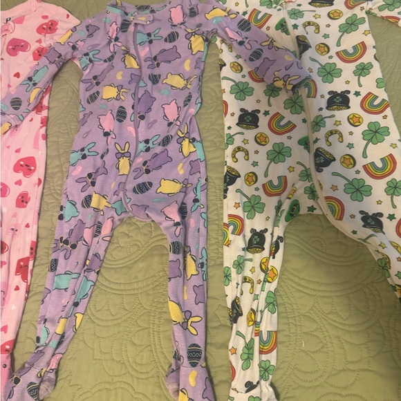 The Children's Place Zipper Sleepers / Valentine’s Day, Easter, St. Patrick’s - Picture 3 of 8